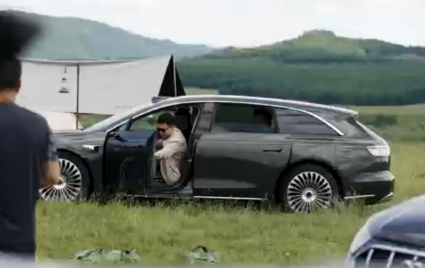 草原偶遇最美旅行车，余承东亲测享界S9T智慧电动门