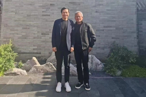 黄仁勋第三次访华与雷军合影，英伟达创始人中国行深化合作交流