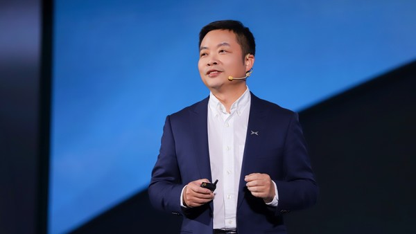 何小鹏回应P7被货车撞击事件，安全至上，豪华以安全为先
