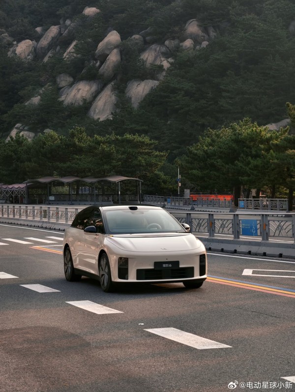 理想i6无伪装实车图曝光，配备自行车架，预计9月底上市