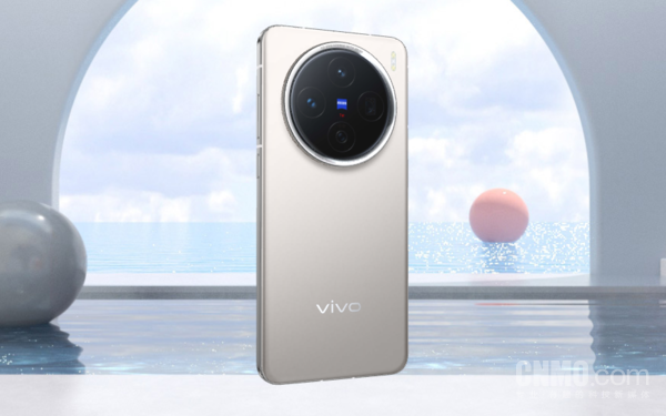 vivo X300系列外观曝光，独特大R角直屏与大圆镜头模组设计