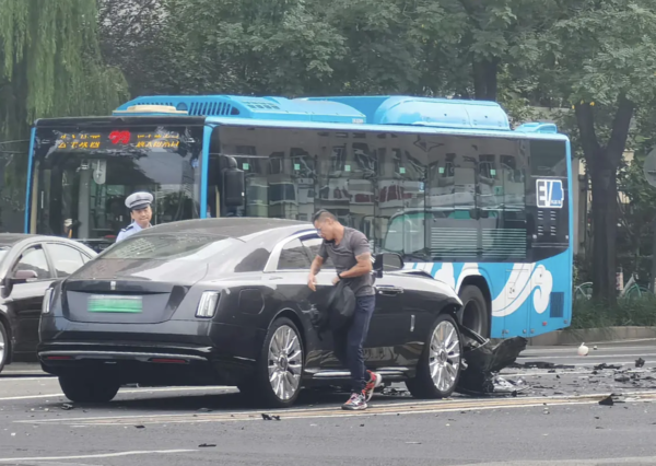 陈震就劳斯莱斯车祸事件向对方车辆致歉