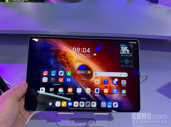 荣耀MWC 2026展馆实拍 荣耀机器人/手机成全场焦点！