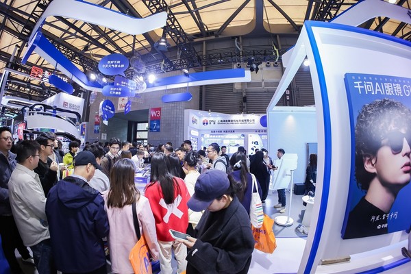 千问AI眼镜亮相AWE 2026，展台被&ldquo;挤爆了&rdquo;