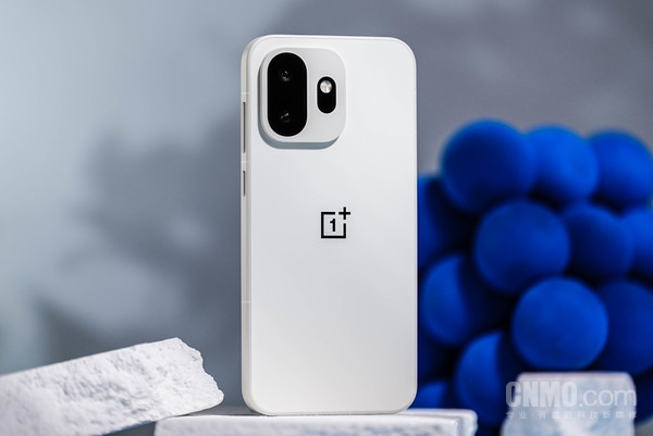 一加15T评测： 单手性能的天花板 小屏赛道的西装暴徒